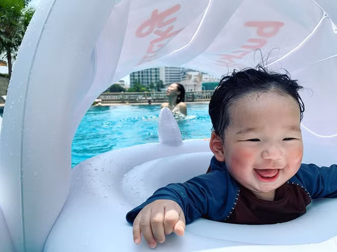 Cách đây không lâu, một bộ ảnh về cậu con trai tinh nghịch chơi một mình còn người mẹ thì "quẩy" nhiệt tình phía sau khiến cộng đồng mạng thích thú. Mới đây, cặp mẹ con lại tiếp tục xuất hiện trong bộ ảnh " Làm bà quá sớm" vô cùng hài hước.