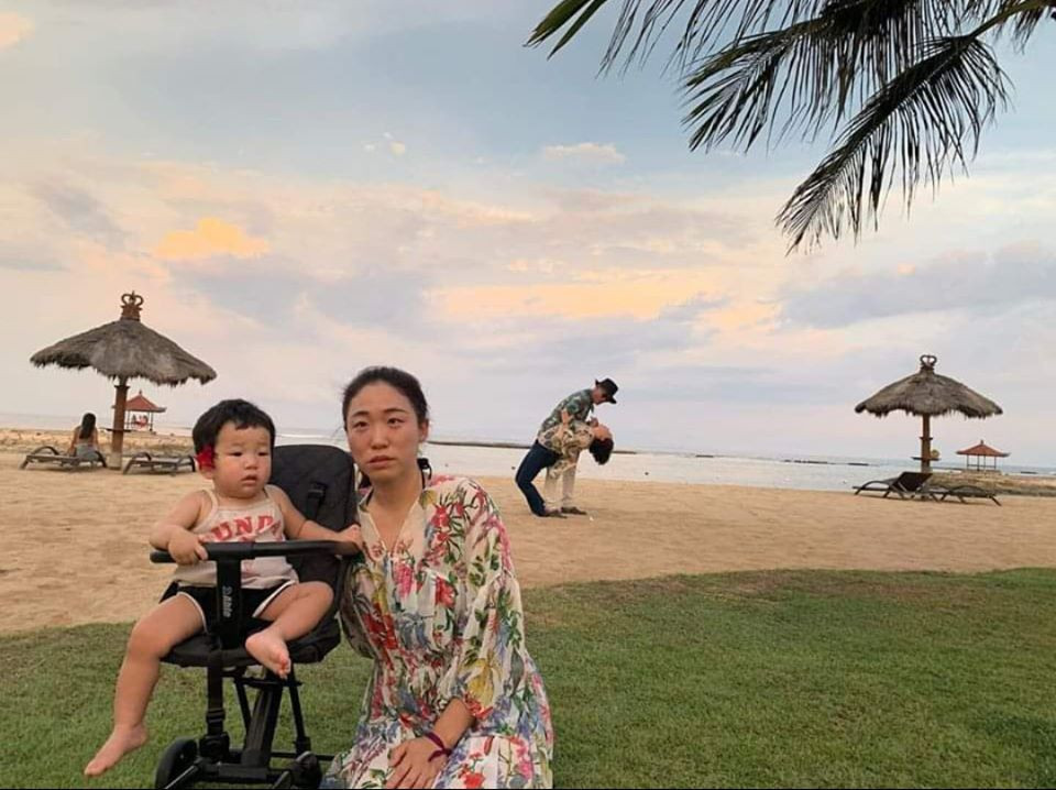 Dù đã lên chức bà nhưng người phụ nữ trung niên trong ảnh mảy may chẳng hề lo lắng cho con cháu đang mỏi mòn ngội đợi.