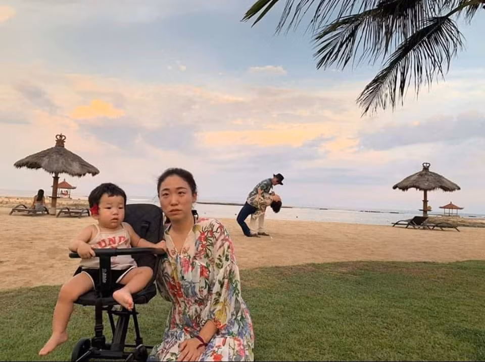 Dù đã lên chức bà nhưng người phụ nữ trung niên trong ảnh mảy may chẳng hề lo lắng cho con cháu đang mỏi mòn ngội đợi.