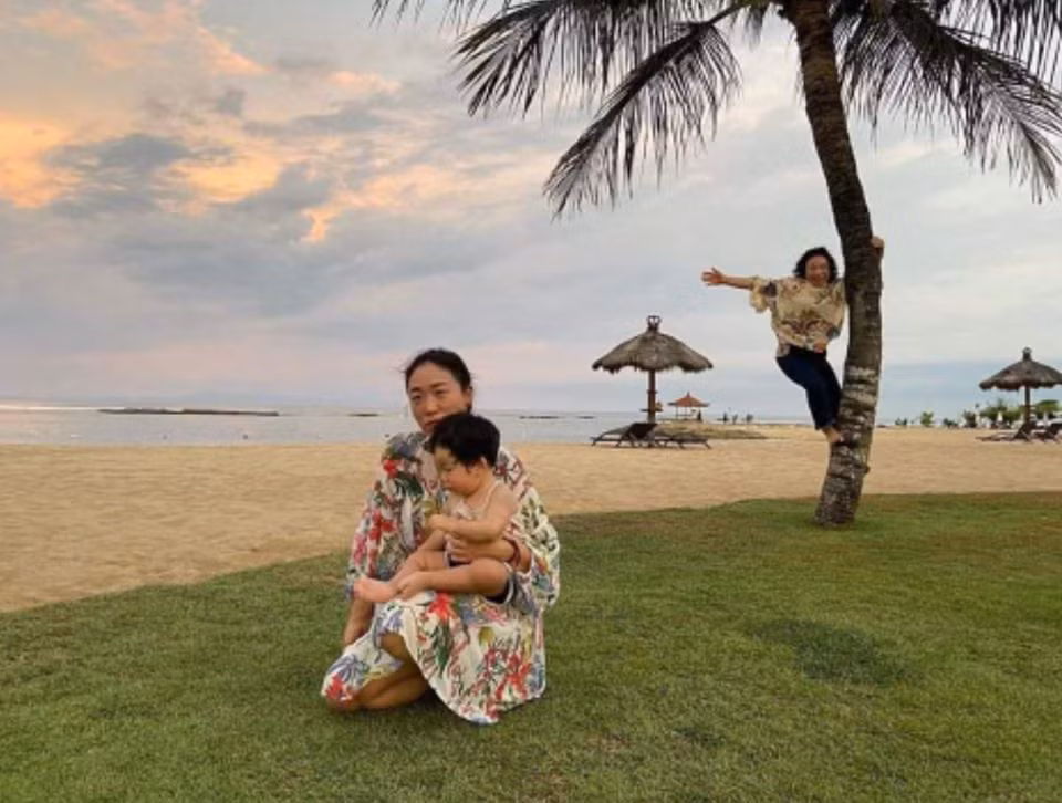 Ở bộ ảnh này, người mẹ Lee Mi Do không còn mặc kệ con mà "quẩy" nữa, thay vào đó là để ý chăm sóc Nicolas mà thay vào đó là mẹ cô thoả sức vui chơi trên bãi biển.