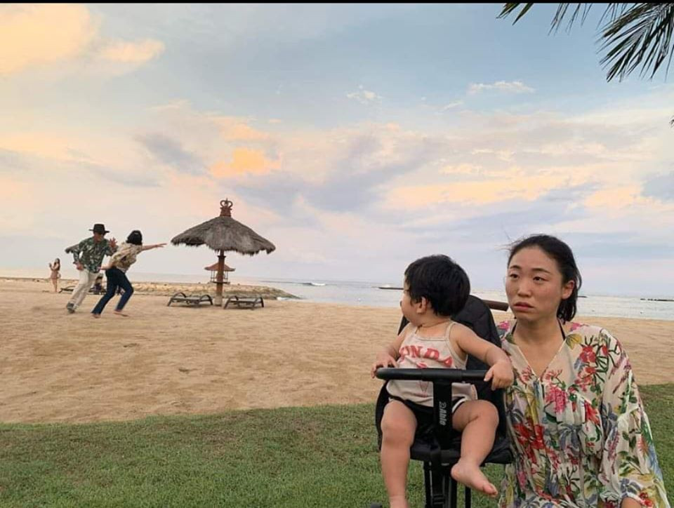 Không vui chơi một mình, bà và ông nội thoải mái vui đùa như còn đang ở tuổi thanh xuân dù những người thật sự cần vui chơi là Nicolas và mẹ lại ngồi một chỗ, nhìn ông bà với vẻ mặt vô cùng hoảng hốt.