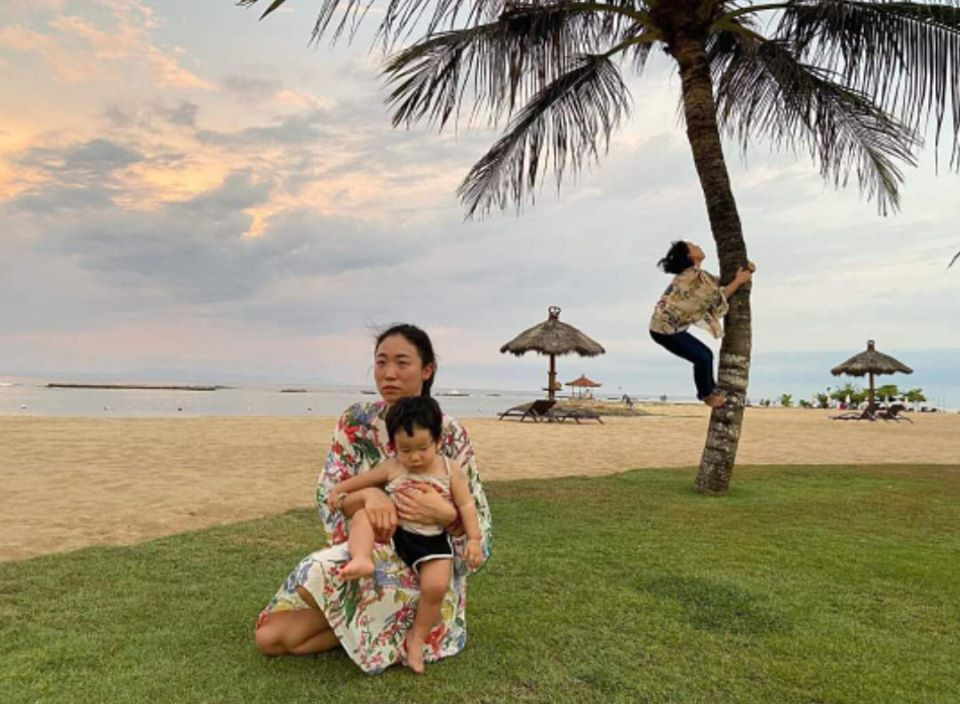 Lên chức bà quá sớm khi vẫn còn trẻ trung và dư sức khoẻ để vui chơi, người bà dường như chẳng hề quan tâm đến con cháu đang hoang mang ngồi một chỗ mà thoải mái...leo cây.