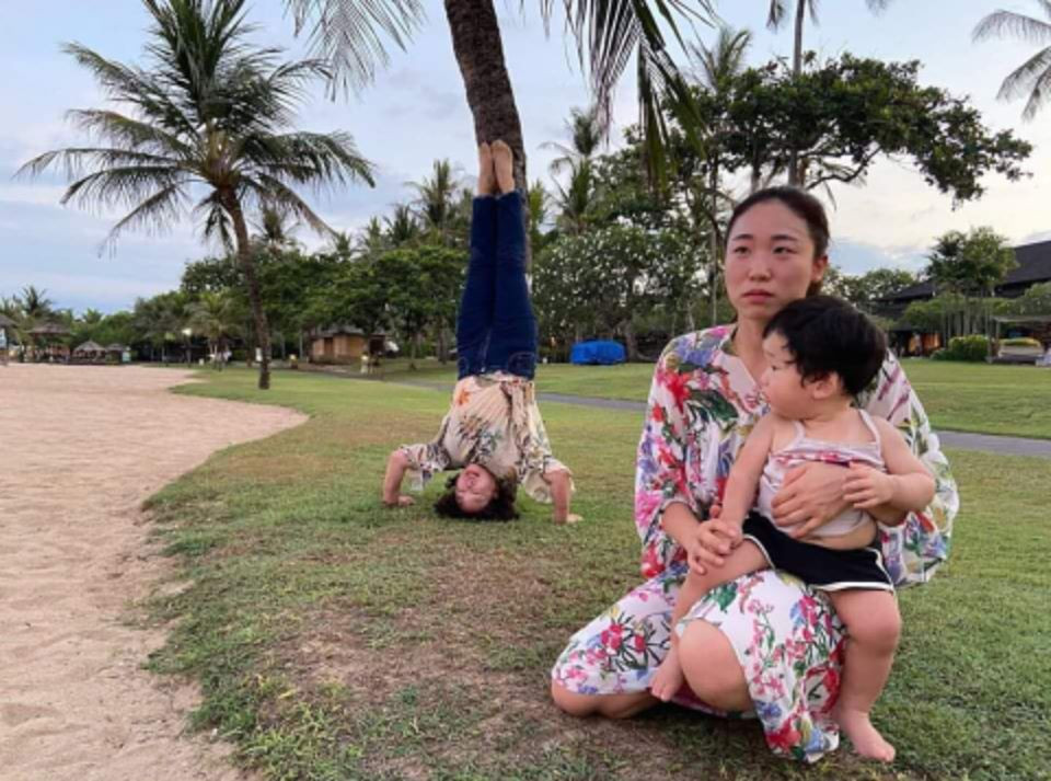 Nếu như người mẹ trẻ tên Lee Mi Do và cậu con trai Nicolas đã quá thành công trong việc thu hút sự chú ý của cộng đồng mạng ở bộ ảnh trước thì trong bộ ảnh này, người bà sẽ là nhân vật chiến spotlight vì độ tinh nghịch của mình.