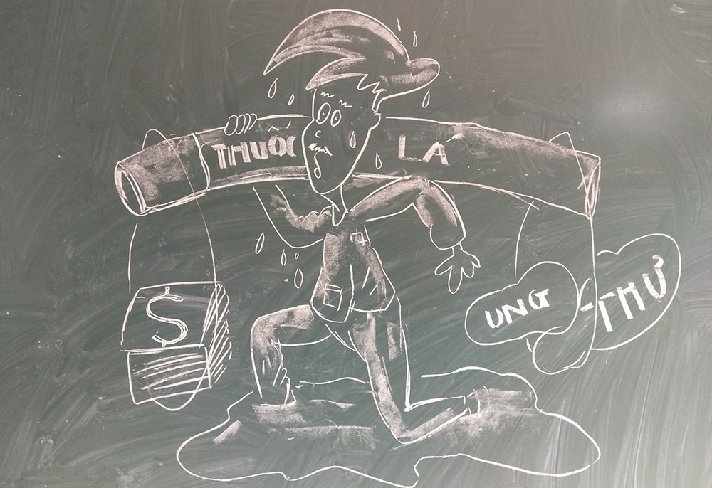 Thầy Lê Đức Hùng (SN 1988), giáo viên môn Mỹ thuật, Trường THCS-THPT Thống Nhất (Yên Định, Thanh Hóa) mới đây gây sốt khi thực hiện vẽ tranh biếm hoạ bằng phấn trắng, bảng đen.