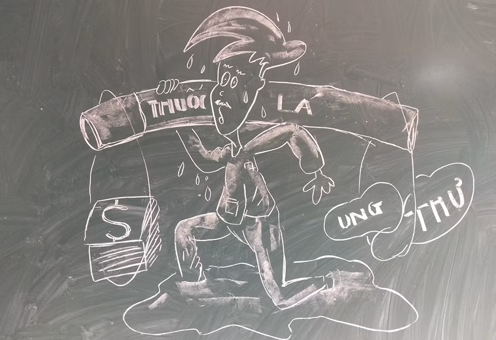 Thầy Lê Đức Hùng (SN 1988), giáo viên môn Mỹ thuật, Trường THCS-THPT Thống Nhất (Yên Định, Thanh Hóa) mới đây gây sốt khi thực hiện vẽ tranh biếm hoạ bằng phấn trắng, bảng đen.