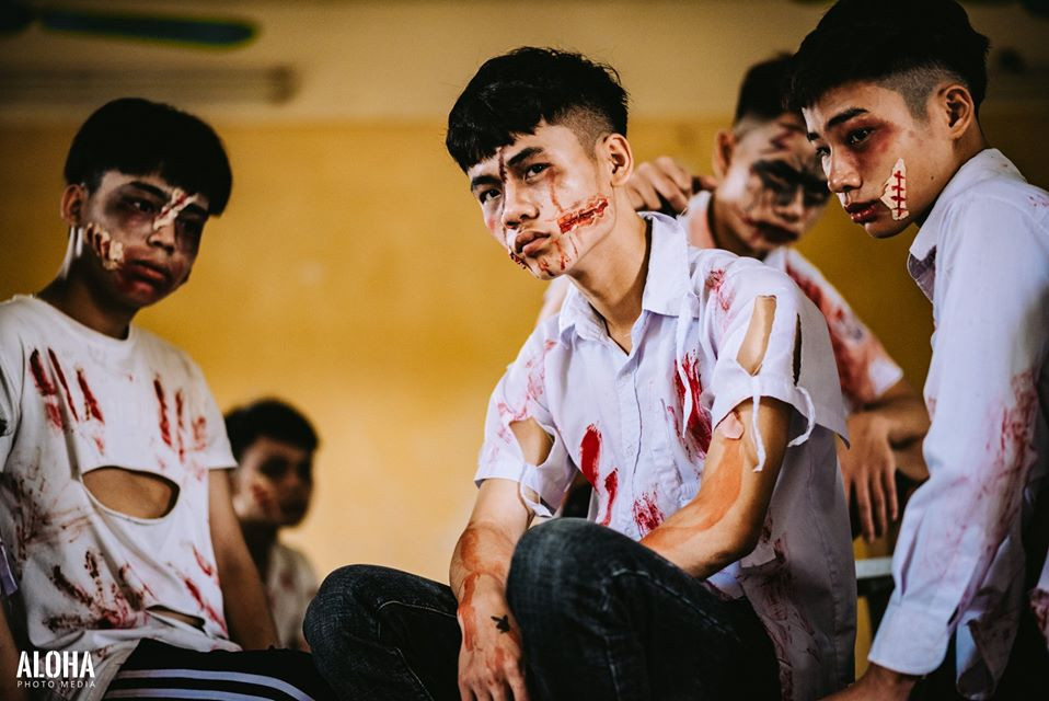 Những bộ ảnh này có chi phí thực hiện rẻ hơn hẳn bình thường. Chỉ cần một chiếc áo cũ nát, thêm một chút sơn đỏ là trang phục đã sẵn sàng.