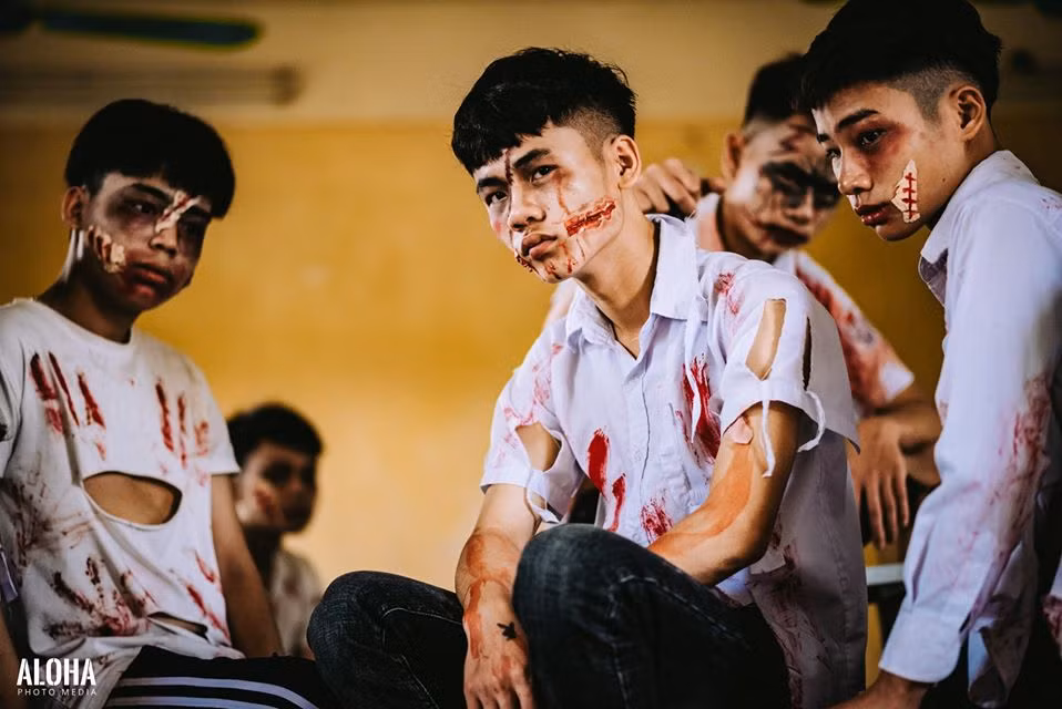 Những bộ ảnh này có chi phí thực hiện rẻ hơn hẳn bình thường. Chỉ cần một chiếc áo cũ nát, thêm một chút sơn đỏ là trang phục đã sẵn sàng.