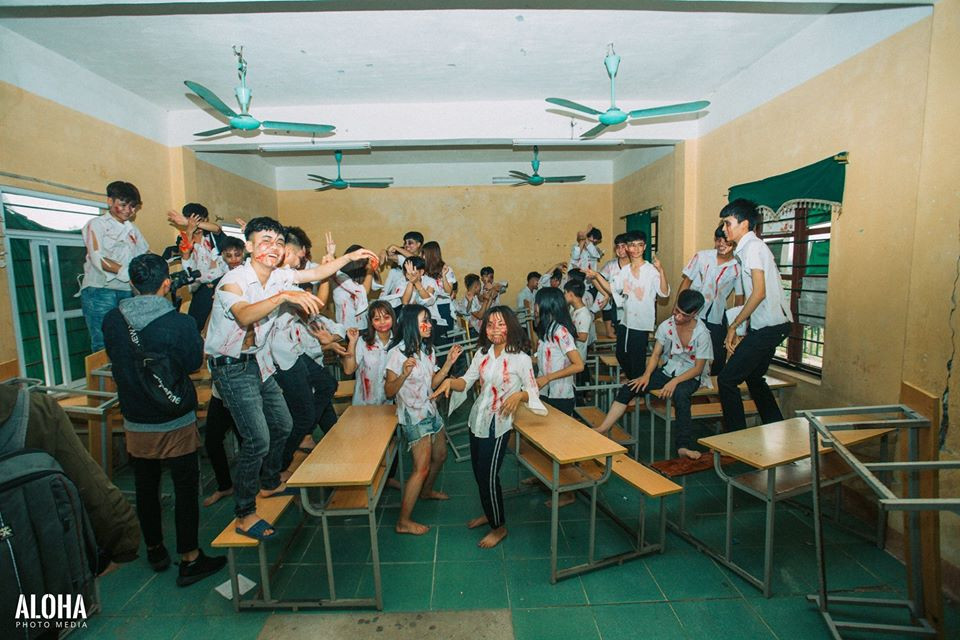 Những tấm hình kỷ yếu thướt tha áo dài, chan hòa cùng thầy cô, bè bạn đã quá nhàm chán, nhiều lớp rủ nhau thực hiện các bộ ảnh kỷ yếu với phong cách lạ lùng hơn.