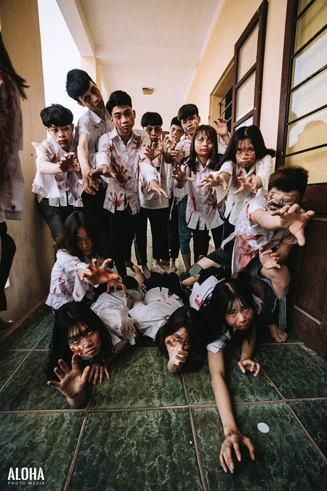 Phong cách chụp kỷ yếu kinh dị được yêu thích vài năm trở lại đây. Điều này khiến bộ ảnh trở nên thật sự đáng nhớ.