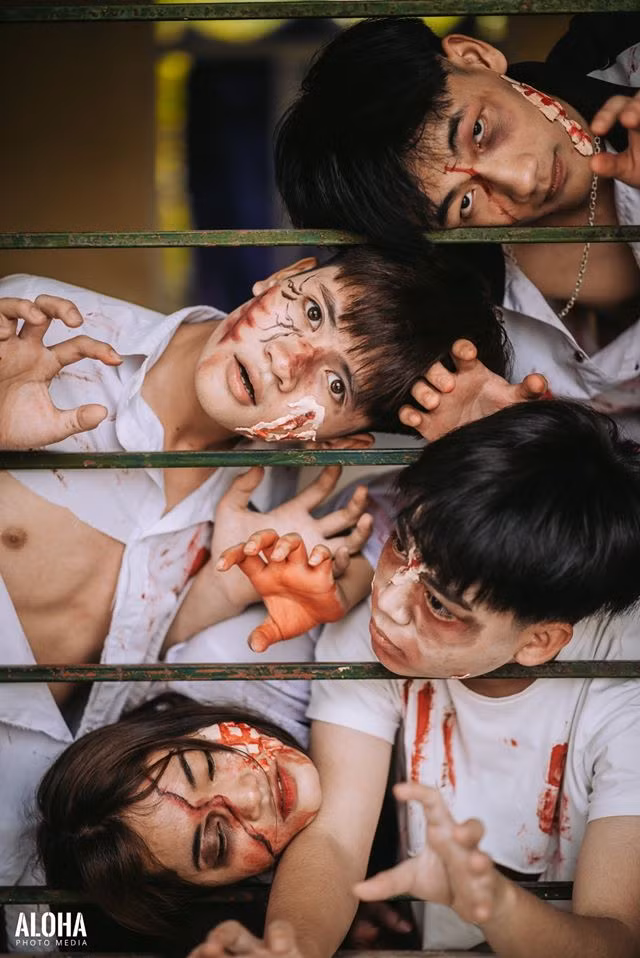 Thậm chí xé nát cả chiếc áo ra để đầu tư chụp hình.