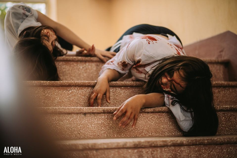 Thế nhưng để thực hiện được, các thành viên trong lớp phải không ngại khó, ngại khổ, lăn lê trên nền đất "diễn" cho thật sâu.