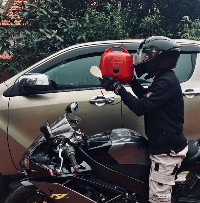 Tạo dáng chụp ảnh không khác gì các cặp đôi âu yếm bên nhau. Sau những thông tin về việc 4 triệu đàn ông Việt Nam sẽ ế vợ thì họ đã tìm được "một nửa" hoàn hảo cho bản thân mà không cần tới phụ nữ nữa.