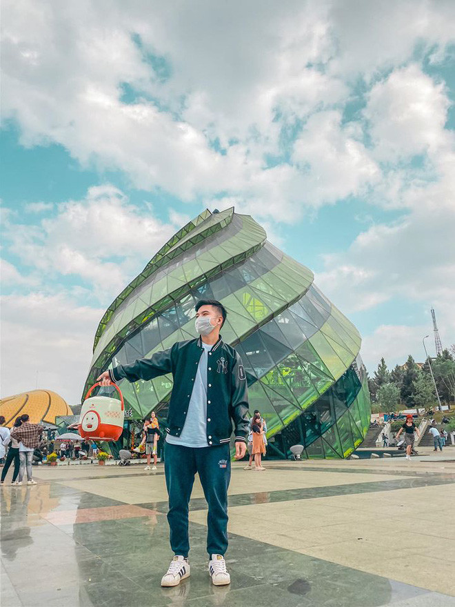 Đưa nồi cơm điện đi chu du Đà Lạt để lưu lại những kỷ niệm khó quên. Nếu đàn ông Việt Nam cứ tiếp tục thế này thì phụ nữ chỉ có nước khóc thét. Nguồn ảnh: FB Đà Lạt và Tôi.