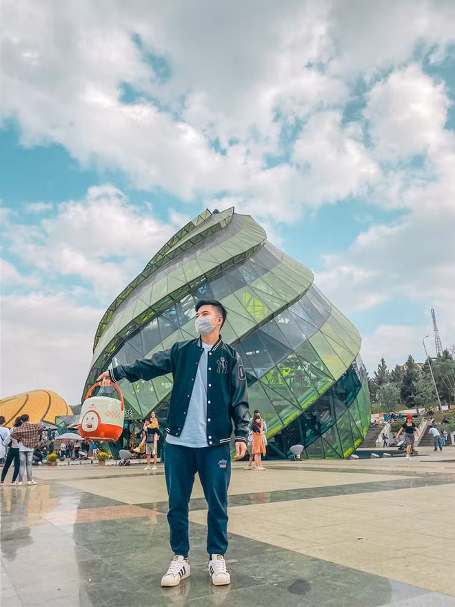 Đưa nồi cơm điện đi chu du Đà Lạt để lưu lại những kỷ niệm khó quên. Nếu đàn ông Việt Nam cứ tiếp tục thế này thì phụ nữ chỉ có nước khóc thét. Nguồn ảnh: FB Đà Lạt và Tôi.