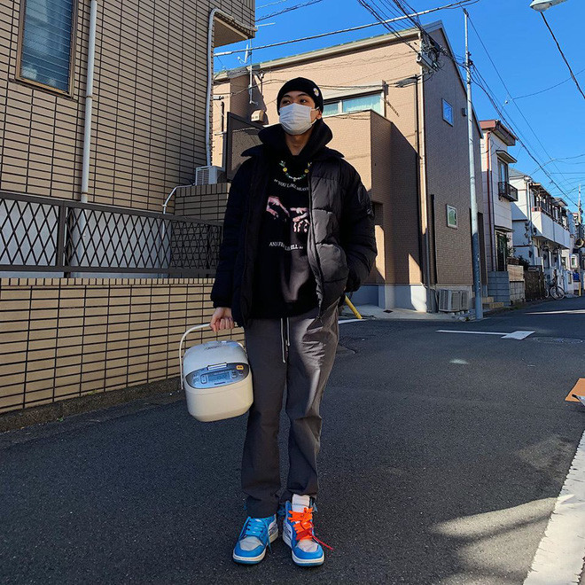 Trào lưu "Đưa nồi cơm điện đi khắp muôn nơi" đã lan sang tận nước ngoài. Thanh niên xách nồi cơm đi khắp nơi, rong ruổi khắp phố phường như các bạn nữ xách túi đi chơi.