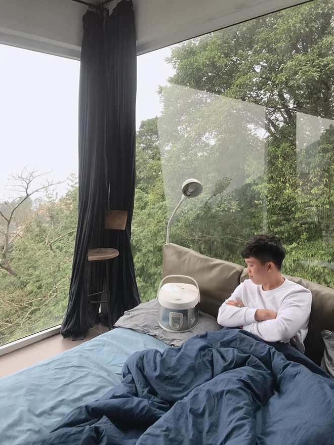 Đi resort cũng phải mang nồi cơm điện theo để ăn chung, ngủ chung mới chịu. Lại còn nhìn âu yếm thế này thì chắc không cần phải có người yêu.