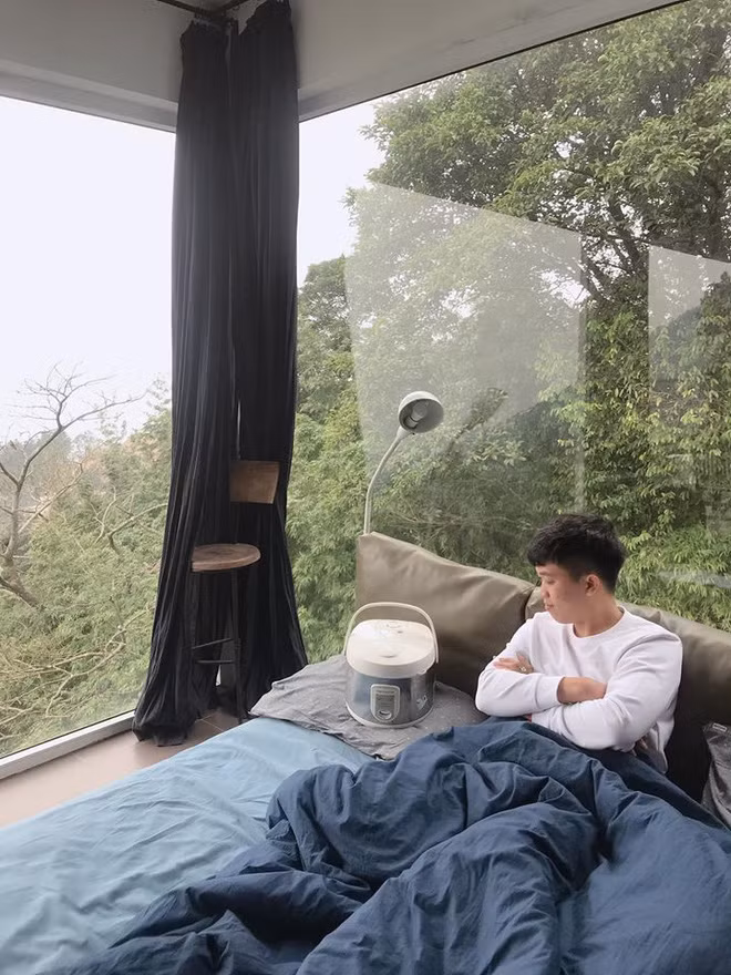 Đi resort cũng phải mang nồi cơm điện theo để ăn chung, ngủ chung mới chịu. Lại còn nhìn âu yếm thế này thì chắc không cần phải có người yêu.