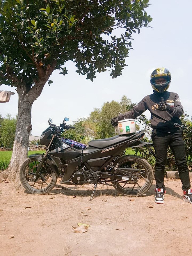 Thay vì tìm một cô gái đẹp để đi phượt cùng thì nam thanh niên vác luôn nồi cơm điện theo sau, vừa dễ chiều, không nhõng nhẽo lại gọn nhẹ, có thể giúp đỡ đói khi cần. Đúng là một cách vừa tiện lợi vừa kinh tế.