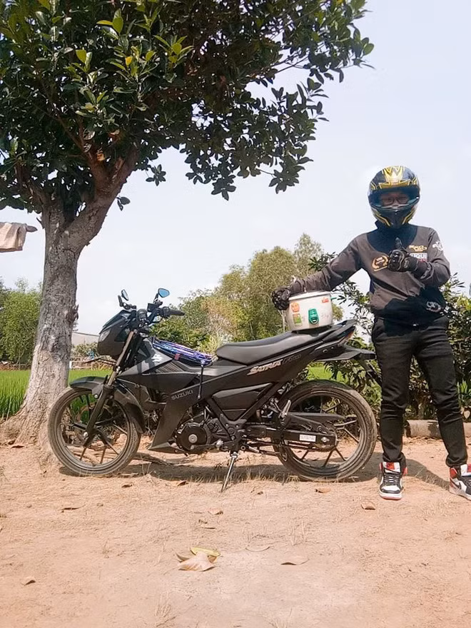 Thay vì tìm một cô gái đẹp để đi phượt cùng thì nam thanh niên vác luôn nồi cơm điện theo sau, vừa dễ chiều, không nhõng nhẽo lại gọn nhẹ, có thể giúp đỡ đói khi cần. Đúng là một cách vừa tiện lợi vừa kinh tế.