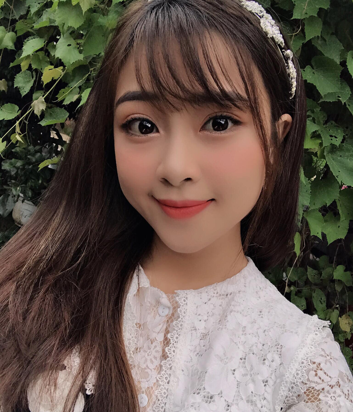 Nhật Linh từng nổi tiếng trên mạng xã hội với biệt danh "hot girl mầm non" bởi những khoảnh khắc xinh đẹp của cô khi đang là sinh viên thưc tập tại trường mẫu giáo.