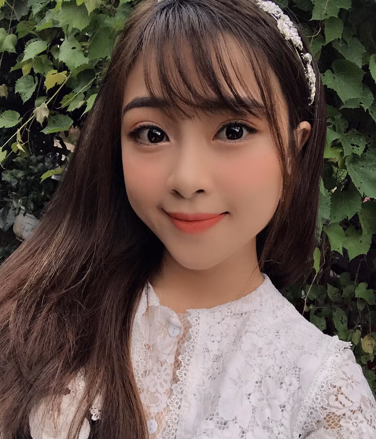 Nhật Linh từng nổi tiếng trên mạng xã hội với biệt danh "hot girl mầm non" bởi những khoảnh khắc xinh đẹp của cô khi đang là sinh viên thưc tập tại trường mẫu giáo.