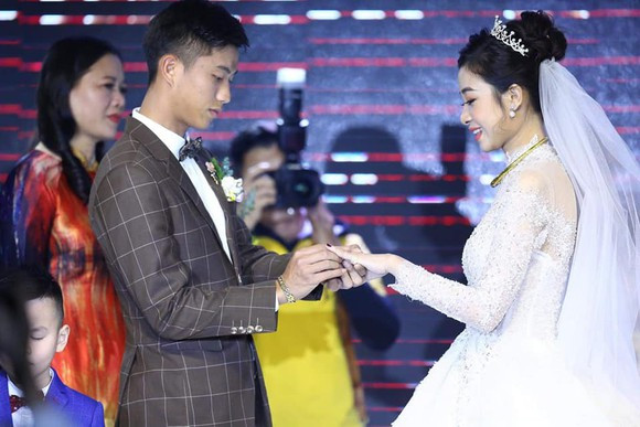 Phan Văn Đức và Võ Nhật Linh (SN 1997) chính thức hẹn hò từ giữa năm 2019. Chỉ sau 5 tháng yêu nhau, cả hai bất ngờ thông báo kết hôn khiến người hâm mộ vô cùng bất ngờ.