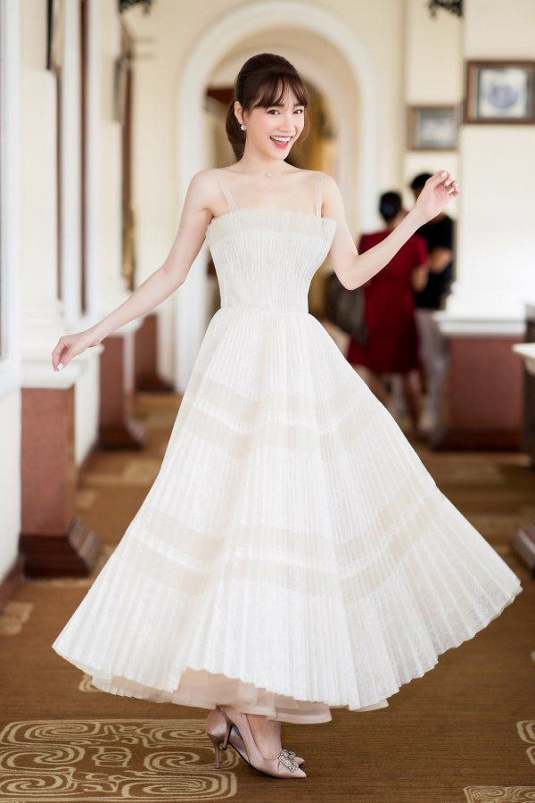 Dù lúc còn độc thân hay khi đã có chồng con, Nhã Phương luôn xuất hiện với vẻ đẹp trong sáng, điệu đà và diện đầm váy bồng xoè. Có lẽ vậy nên ít ai để ý nỗ lực giảm cân sau sinh cô nàng vô cùng thành công, thậm chí là người đẹp còn thon gọn hơn cả lúc chưa làm mẹ. Từng theo đuổi chế độ ăn GM khắt khe, Nhã Phương chọn làm bạn với rau củ, trái cây và sữa tươi không đường để giảm ngay 4kg trong vòng 4 ngày.