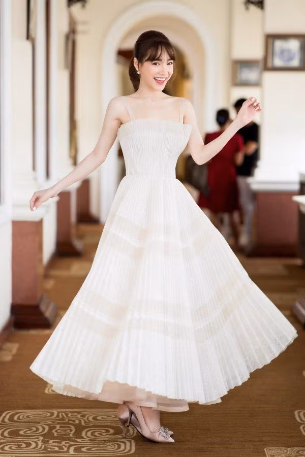 Dù lúc còn độc thân hay khi đã có chồng con, Nhã Phương luôn xuất hiện với vẻ đẹp trong sáng, điệu đà và diện đầm váy bồng xoè. Có lẽ vậy nên ít ai để ý nỗ lực giảm cân sau sinh cô nàng vô cùng thành công, thậm chí là người đẹp còn thon gọn hơn cả lúc chưa làm mẹ. Từng theo đuổi chế độ ăn GM khắt khe, Nhã Phương chọn làm bạn với rau củ, trái cây và sữa tươi không đường để giảm ngay 4kg trong vòng 4 ngày.