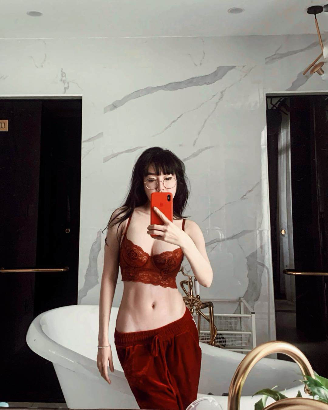 Sở hữu cơ bụng đáng mơ ước như thế này chả trách Elly Trần lại “nghiện" khoe dáng trên mạng xã hội.