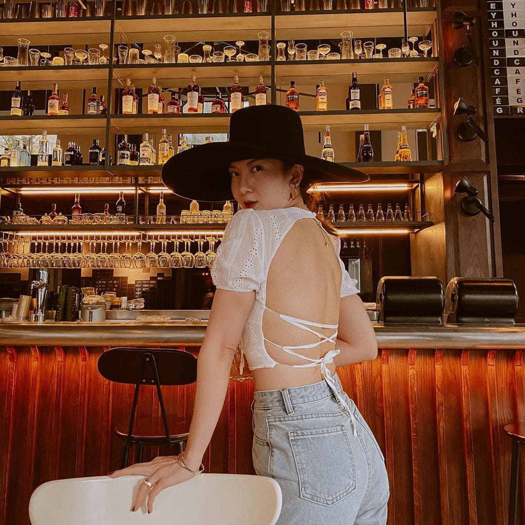 Theo dõi thành viên nhóm Mây Trắng đủ lâu, bạn sẽ thấy cô nàng này mê tập luyện đến mức nào. Từng đeo đuổi nhiều phương pháp giảm cân không mấy thành công, Yến Nhi đã chọn kiên trì với phòng gym để đảm bảo cả dáng vóc lẫn sức khoẻ. Người đẹp giờ đây sở hữu thân hình chắc khoẻ và múi bụng không thua kém huấn luyện viên thể hình nào, nhưng chân tay lại không hề bị to thô, giúp cô nàng tha hồ diện đầm váy ngọt ngào.