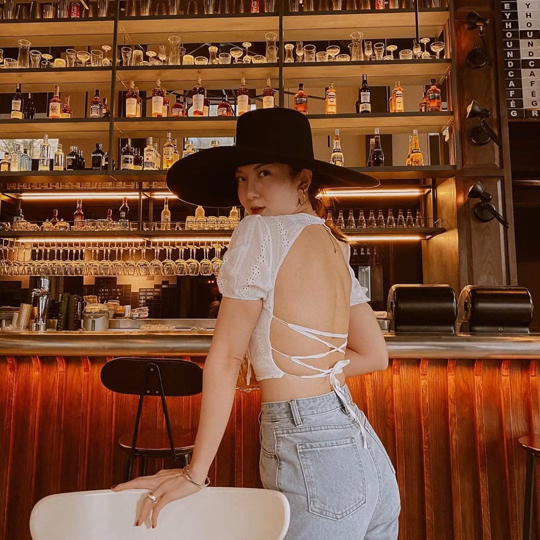 Theo dõi thành viên nhóm Mây Trắng đủ lâu, bạn sẽ thấy cô nàng này mê tập luyện đến mức nào. Từng đeo đuổi nhiều phương pháp giảm cân không mấy thành công, Yến Nhi đã chọn kiên trì với phòng gym để đảm bảo cả dáng vóc lẫn sức khoẻ. Người đẹp giờ đây sở hữu thân hình chắc khoẻ và múi bụng không thua kém huấn luyện viên thể hình nào, nhưng chân tay lại không hề bị to thô, giúp cô nàng tha hồ diện đầm váy ngọt ngào.