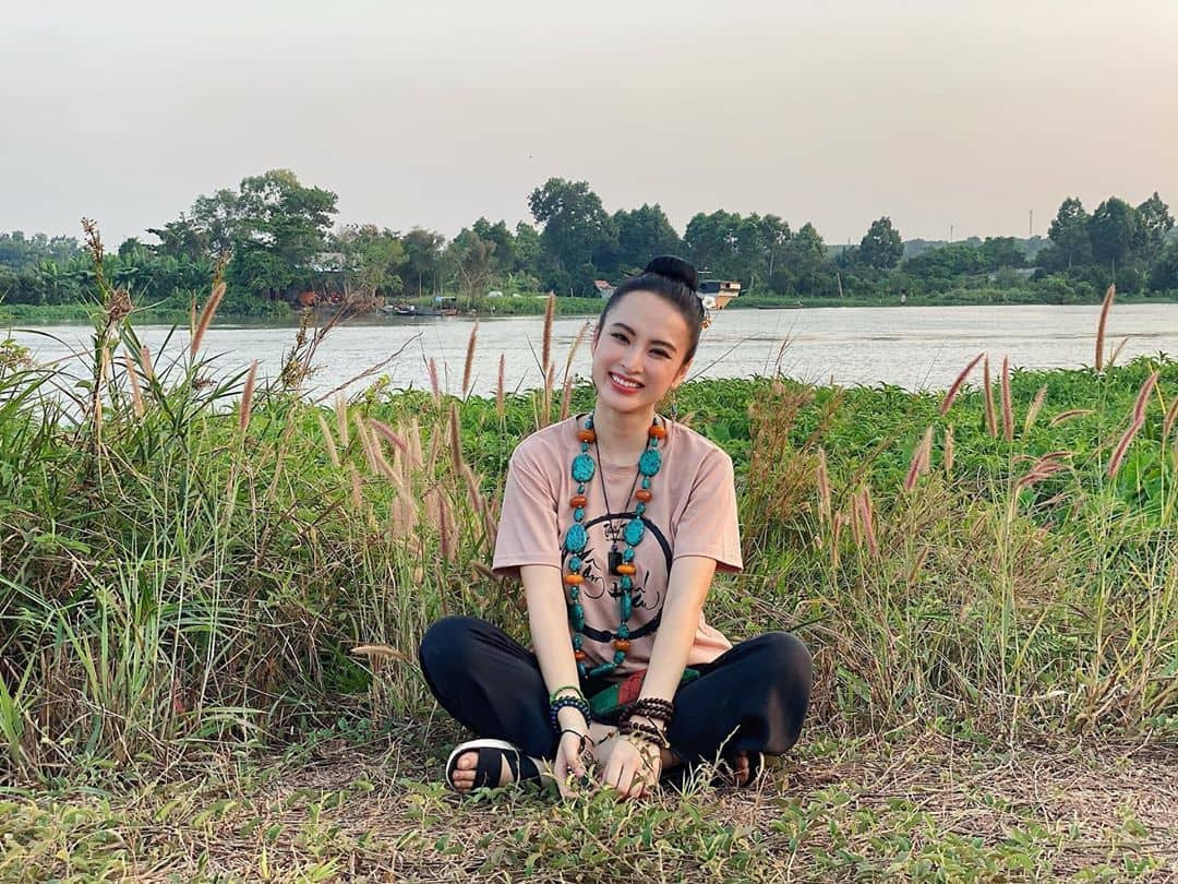 Dù không còn xuất hiện nhiều trong showbiz, “bà mẹ nhí" Angela Phương Trinh vẫn gây thương nhớ với nụ cười tươi tắn và hình ảnh đáng yêu tại các buổi thiện nguyện tự tổ chức. Thực hiện chế độ ăn chay trường gần 2 năm nay, người đẹp vẫn tự tin giữ gìn dáng vóc bốc lửa, quyến rũ của mình nhờ chọn lựa thực phẩm phù hợp và siêng năng tập luyện.