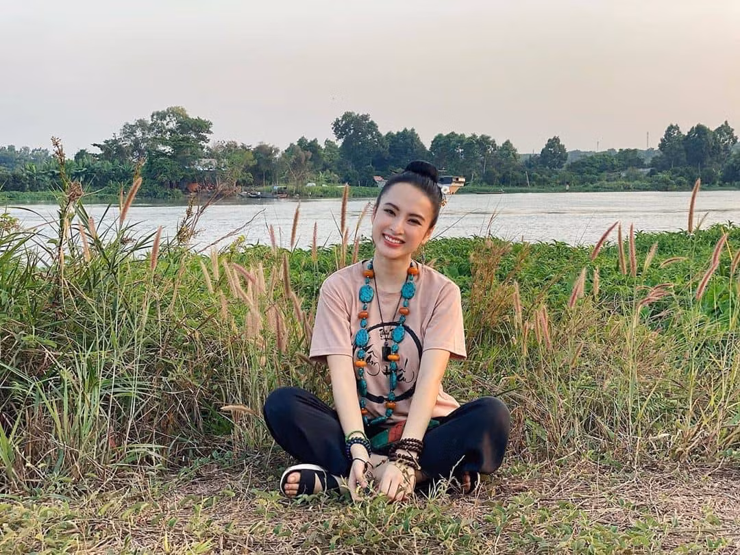 Dù không còn xuất hiện nhiều trong showbiz, “bà mẹ nhí" Angela Phương Trinh vẫn gây thương nhớ với nụ cười tươi tắn và hình ảnh đáng yêu tại các buổi thiện nguyện tự tổ chức. Thực hiện chế độ ăn chay trường gần 2 năm nay, người đẹp vẫn tự tin giữ gìn dáng vóc bốc lửa, quyến rũ của mình nhờ chọn lựa thực phẩm phù hợp và siêng năng tập luyện.