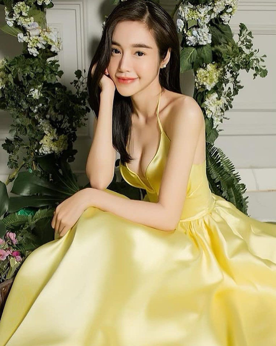 Đường đua hình thể săn chắc không thể nào kể thiếu tên Elly Trần - bà mẹ hai con nhưng vẫn đẹp mê người. Sở hữu chiều cao nhỏ bé và khuôn mặt xinh xắn như nữ thần, ai biết sở thích của cô nàng ngoài chăm con còn có cả chụp hình khoe dáng. Dù đã ngoài tuổi băm, mỹ nhân này vẫn giữ được số đo hình thể chuẩn chỉnh và vòng eo đẹp nhất nhì showbiz.