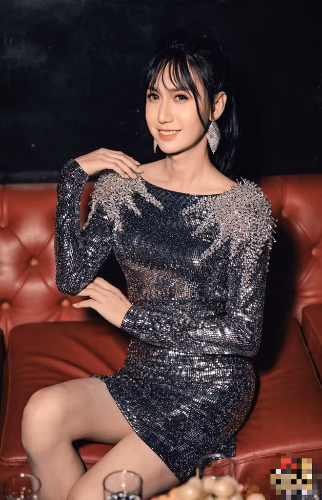 Từ ngày chuyển giới, Lynk Lee rất tự tin khoe nhan sắc lên mạng xã hội. Cô còn dự định sẽ thực hiện clip kể lại tất tần tật hành trình chuyển giới từ nam sang nữ của mình trong ngày gần nhất.