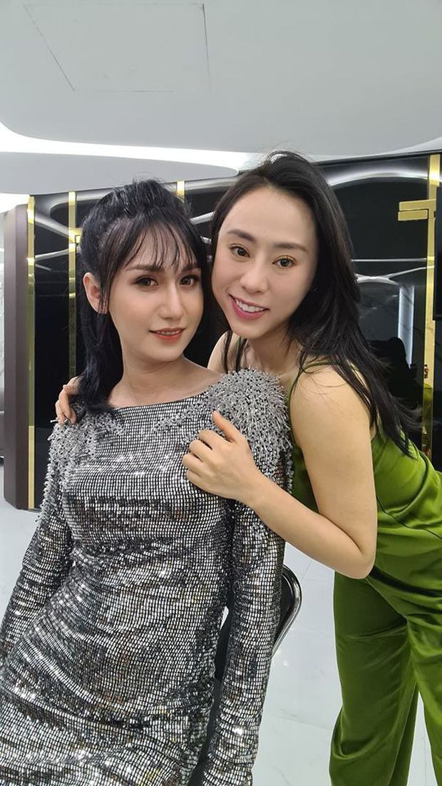 Chung một khung hình với cô bạn thân, Lynk Lee thậm chí còn trông nữ tính hơn