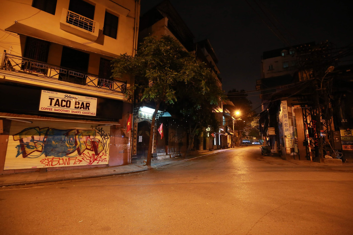 "Nhìn hiu hắt thật, sống ở Hà Nội gần 30 năm chưa từng thấy thành phố ảm đạm thế này kể cả là đêm muộn hay sáng sớm. Mong dịch mau qua đi để mọi thứ trở lại bình thường", "Bỗng dưng nhớ cái không khí ngột ngạt, ồn ào, nhớ luôn cả cái cảnh tắc đường cả tiếng đồng hồ đặc sản thủ đô. Cứ thế này chắc mình không chịu nổi mất" - Dân mạng tiếc nuối khi nhìn những hình ảnh vắng lặng tại Hà Nội.