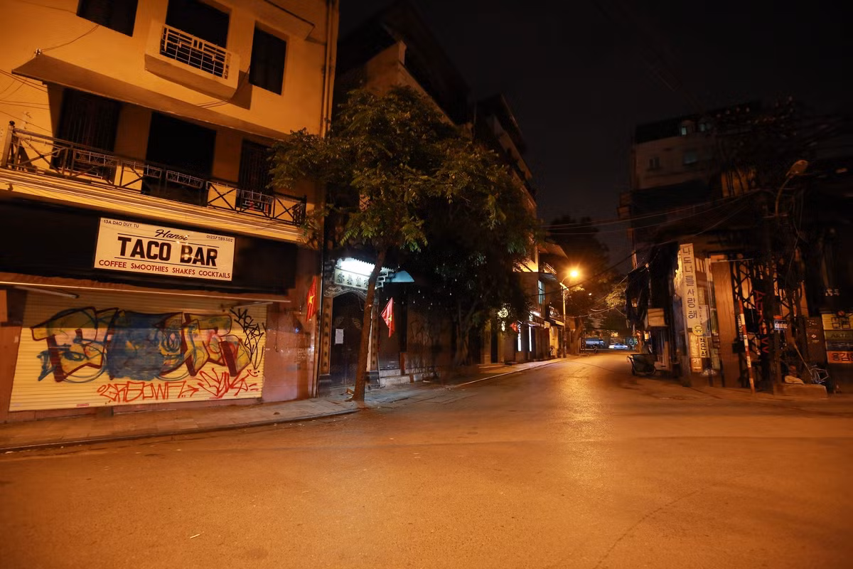 "Nhìn hiu hắt thật, sống ở Hà Nội gần 30 năm chưa từng thấy thành phố ảm đạm thế này kể cả là đêm muộn hay sáng sớm. Mong dịch mau qua đi để mọi thứ trở lại bình thường", "Bỗng dưng nhớ cái không khí ngột ngạt, ồn ào, nhớ luôn cả cái cảnh tắc đường cả tiếng đồng hồ đặc sản thủ đô. Cứ thế này chắc mình không chịu nổi mất" - Dân mạng tiếc nuối khi nhìn những hình ảnh vắng lặng tại Hà Nội.