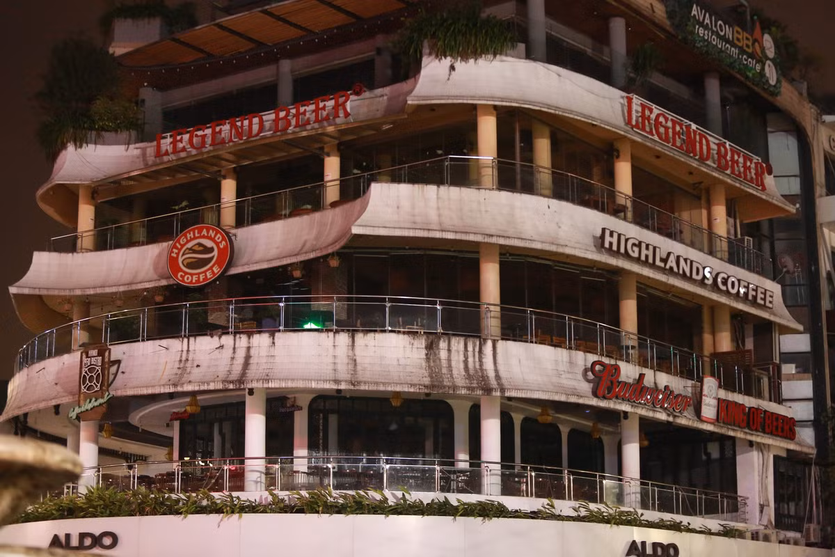 Những tụ điểm đông đúc, sầm uất nhất của thủ đô như Hàm Cá Mập, khu phố Tây Tạ Hiện đều chung cảnh "tắt đèn", không một hàng quán nào mở cửa. Chưa bao giờ, Hà Nội lại vắng lặng như thế này, kể cả dịp Tết Âm lịch, khi người dẫn đã về quê hết.