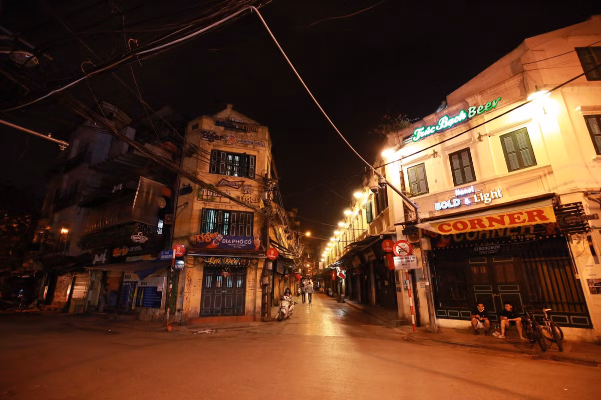 Thỉnh thoảng có một vài người đi tập thể dục, đạp xe ngang qua dãy phố đìu hiu, vắng người chứ không nán lại lâu. Với tình hình dịch bệnh diễn biến căng thẳng như hiện nay, không biết đến bao giờ, cuộc sống thường nhật của người dân Hà Nội mới trở về đúng quỹ đạo.