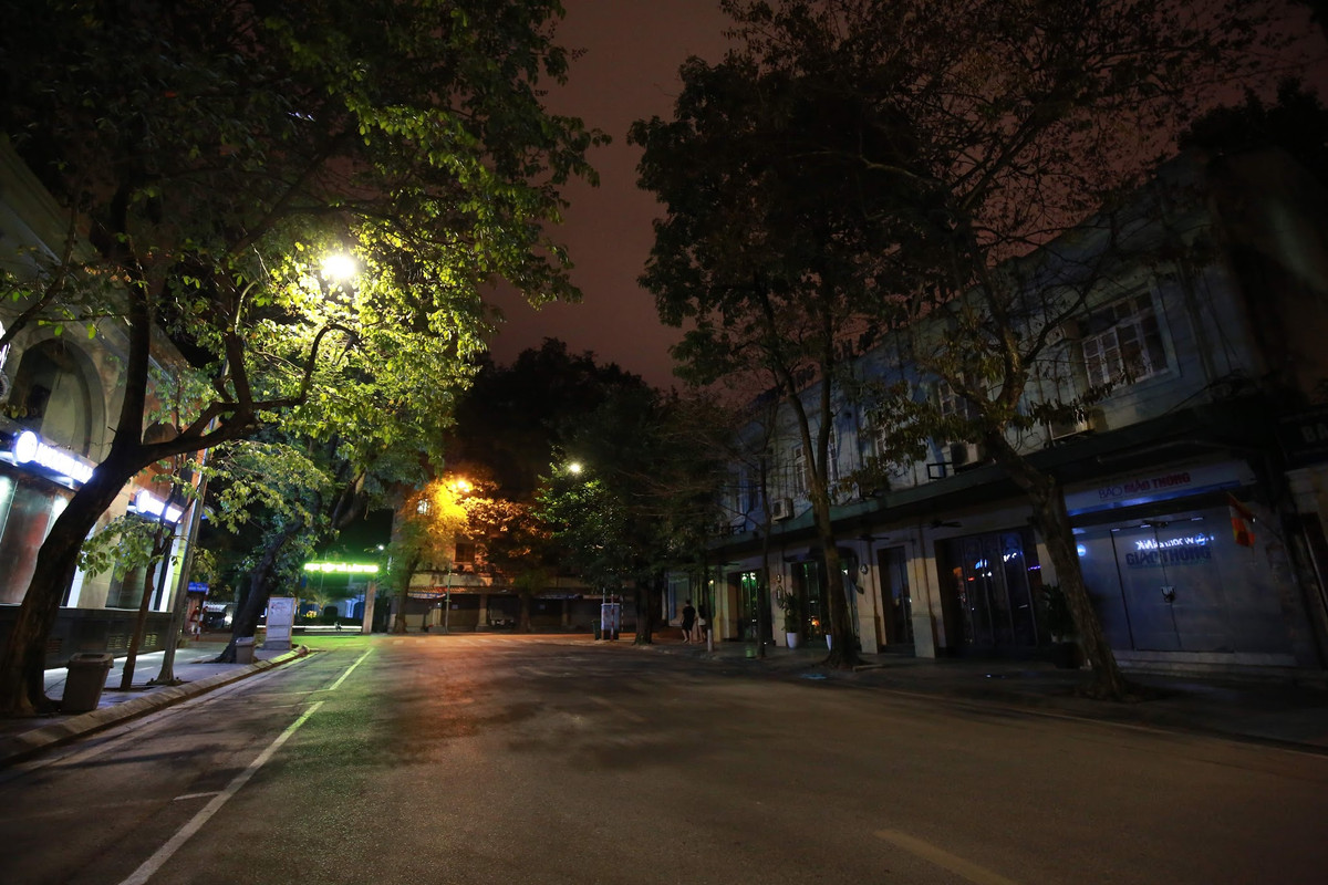 Các tuyến phố có hoạt động ăn uống tấp nập cũng biến mất hoàn toàn vào những ngày dịch bệnh Covid-19 đang trở nên căng thẳng. Hầu như hoạt động buôn bán, kinh doanh đã đóng băng.