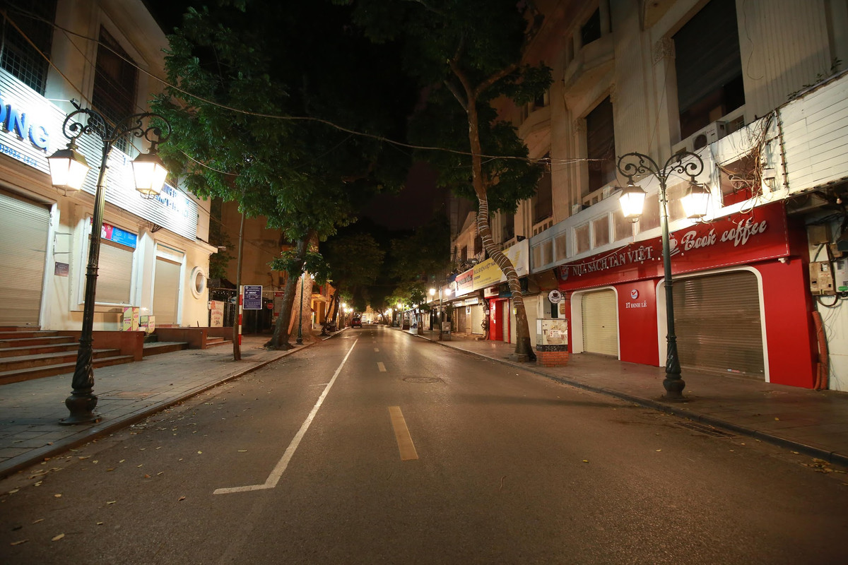 Không chỉ ban đêm, tình trạng vắng vẻ tại Hà Nội cũng diễn ra vào ban ngày. Thậm chí vào giờ cao điểm, hầu như không có tuyến phố nào rơi vào tình trạng tắc nghẽn. Ảnh sử dụng trong bài: Tuyến Híp.