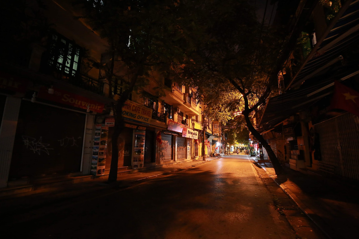 Khu phố cổ Hà Nội, nơi đông đúc nhất Thủ đô cũng vắng tanh, tối om những ngày dịch. Ai cũng lo sợ ra đường sẽ nhiễm bệnh, gây nguy hiểm cho bản thân và cả xã hội.