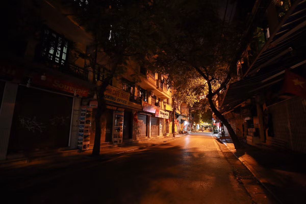 Khu phố cổ Hà Nội, nơi đông đúc nhất Thủ đô cũng vắng tanh, tối om những ngày dịch. Ai cũng lo sợ ra đường sẽ nhiễm bệnh, gây nguy hiểm cho bản thân và cả xã hội.