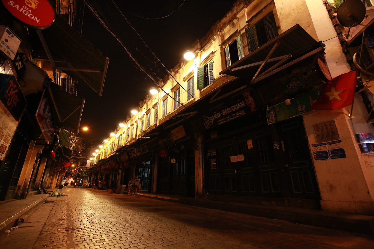 Trái ngược với khung cảnh hỗn độn, nhốn nháo, tối đến lại xập xình âm nhạc thường ngày, phố Tạ Hiện chìm trong tĩnh lặng giữa thời điểm đại dịch Covid-19, quán xá đóng cửa, tắt đèn, chỉ leo lắt hàng đèn đường trên tầng 2 của dãy nhà cổ.