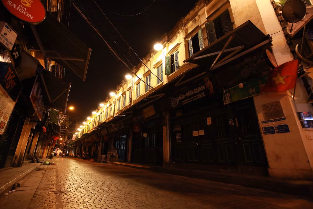 Trái ngược với khung cảnh hỗn độn, nhốn nháo, tối đến lại xập xình âm nhạc thường ngày, phố Tạ Hiện chìm trong tĩnh lặng giữa thời điểm đại dịch Covid-19, quán xá đóng cửa, tắt đèn, chỉ leo lắt hàng đèn đường trên tầng 2 của dãy nhà cổ.