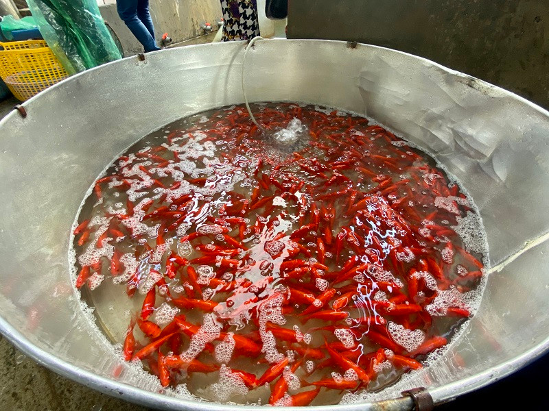 Chợ cá làng Sở Thượng hoạt động cả ngày, nhộn nhịp nhất là từ 4 - 6h sáng. Khi xe hàng vào chợ, cá sẽ được đưa vào cân, rồi được phân loại cá lớn, nhỏ. Sau đó, cá nhanh chóng được đưa vào bể tránh bị thiếu nước, dẫn đến chết. Các máy sục nước được bố trí dày đặc, sử dụng hết công suất để duy trì sự sống cho cá.