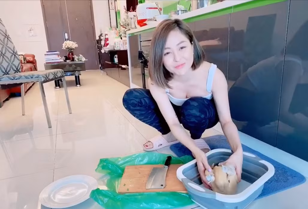 Không chỉ nhảy múa, Trâm Anh còn cực kỳ chăm chỉ làm vlog. Cô nàng thường xuyên làm video về cuộc sống thường nhật rồi đăng tải trên mạng xã hội.