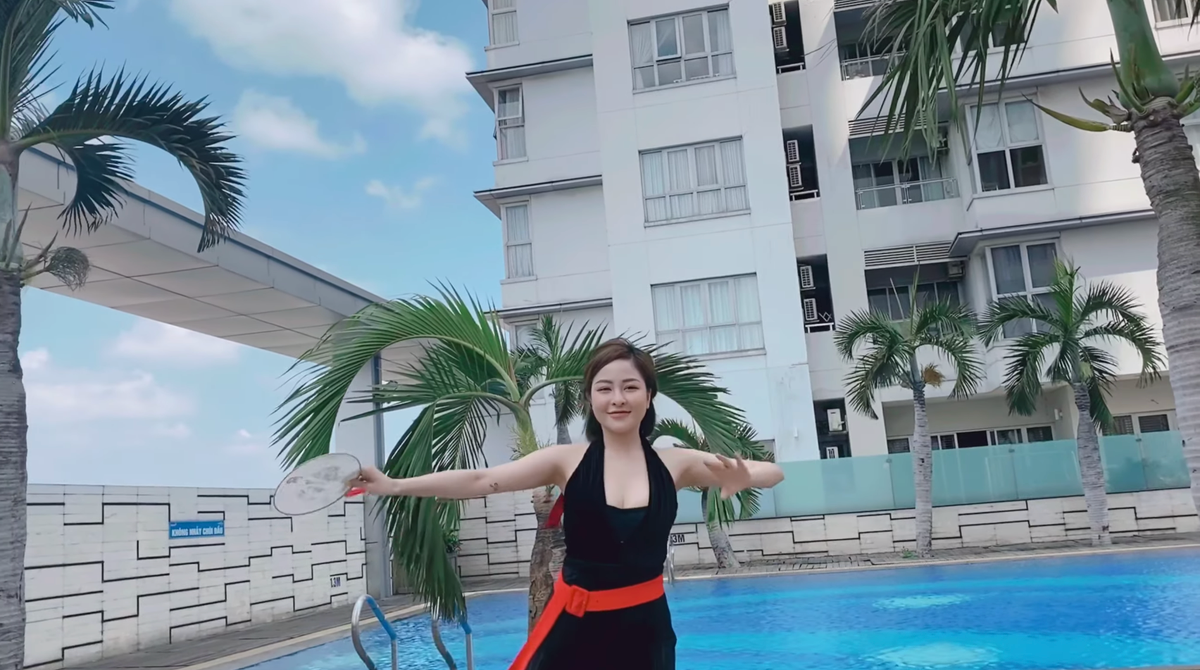 Bắp tay và phần lưng của Trâm Anh to hơn hẳn so với trước kia. "Dạo này nghỉ dịch COVID-19 nên chị béo hơn thì phải. Vẫn xinh nhưng giảm đi mặc đồ sẽ tuyệt hơn", "Trâm Anh mập quá, toàn thấy mỡ" - Dân mạng bình luận.