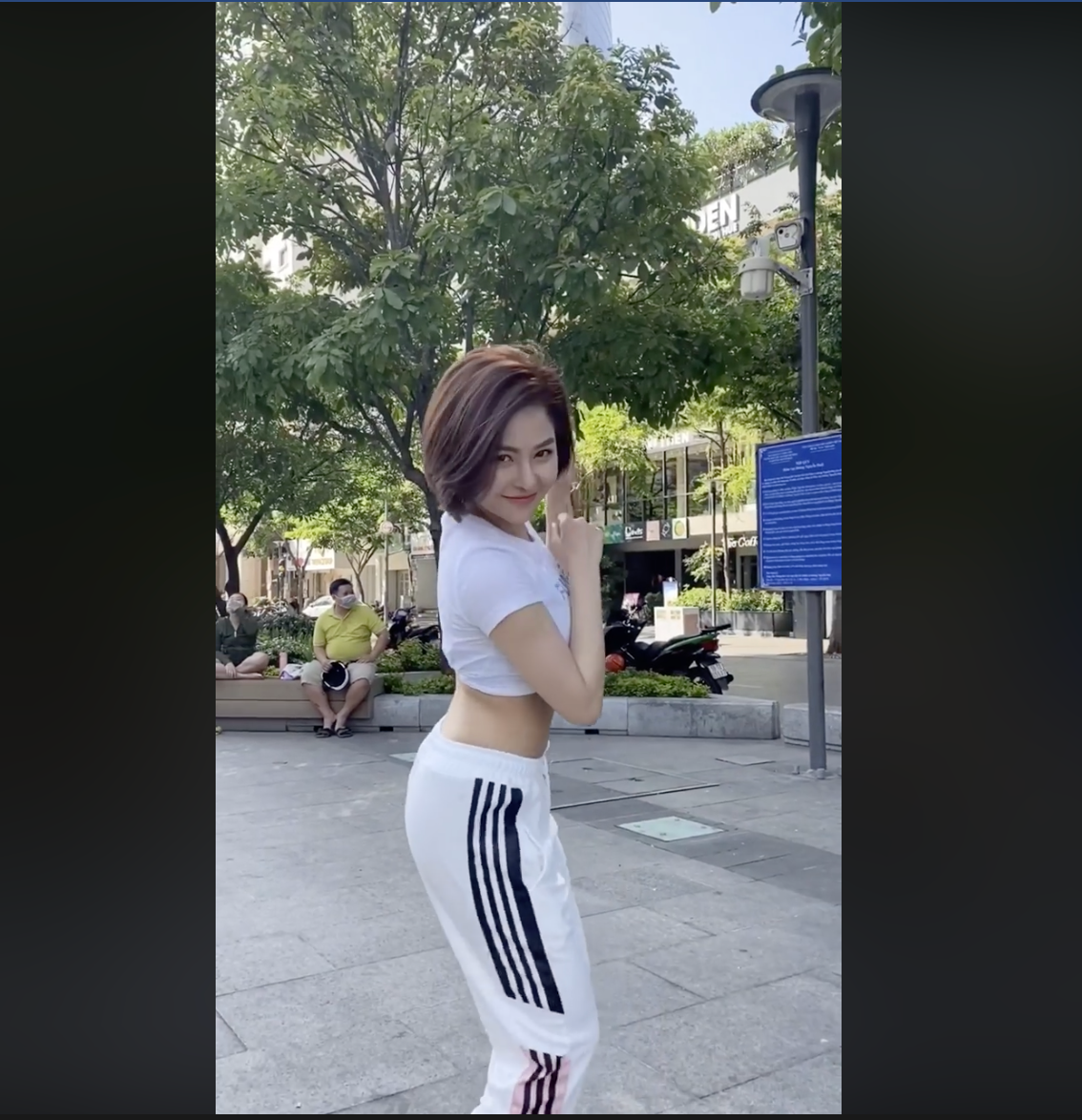 Thời gian gần đây, trên trang cá nhân của mình, hot girl Trâm Anh liên tục đăng tải những clip nhảy múa trên nền nhạc những ca khúc hot thu hút sự quan tâm của cộng đồng mạng.